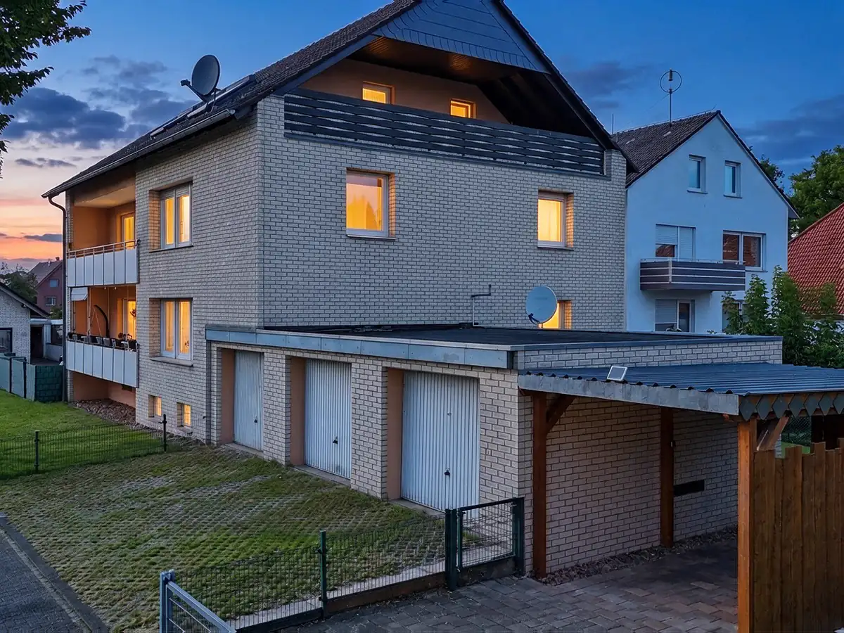 Dreifamilienhaus: Abendstimmung bearbeitet