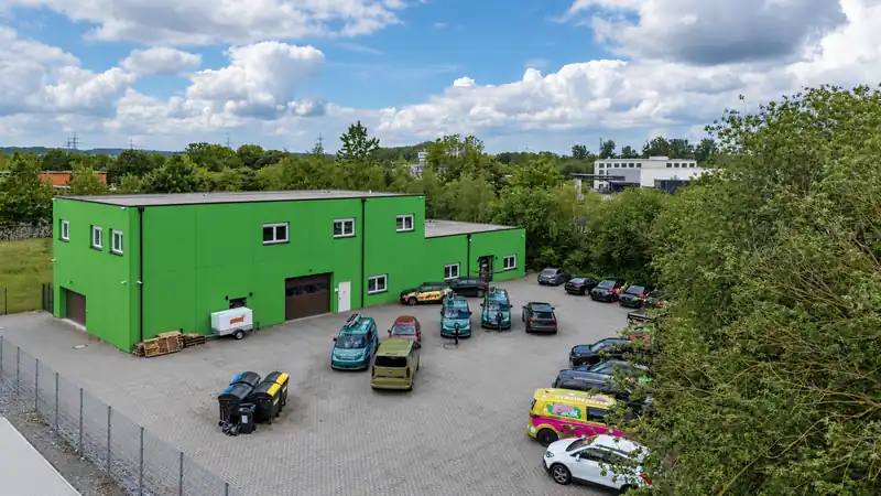 Außenansicht der verkauften Gewerbehalle mit Büro in Paderborn-Kernstadt