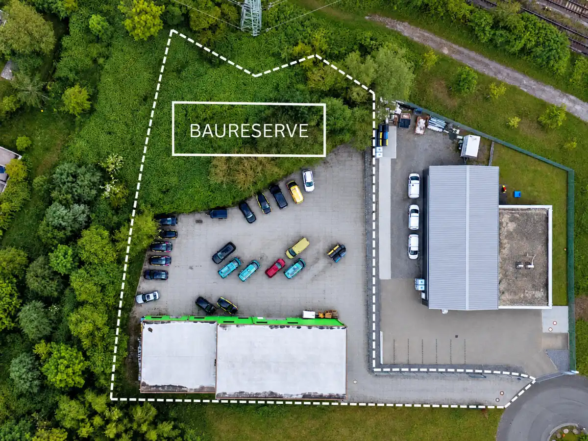 Luftaufnahme der verkauften Gewerbehalle mit Grundstück in Paderborn-Kernstadt