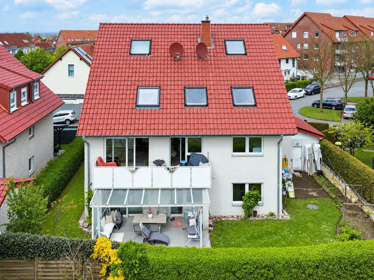 Gartenseite des verkauften Mehrfamilienhauses in Paderborn-Kernstadt, Luftaufnahme